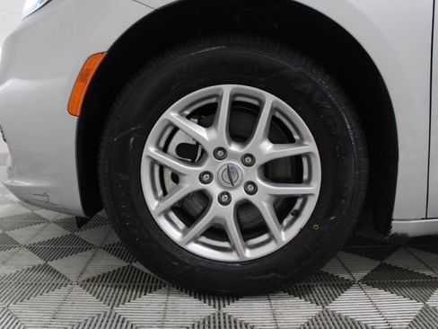 Used 2024 Chrysler Pacifica Touring-L image 48