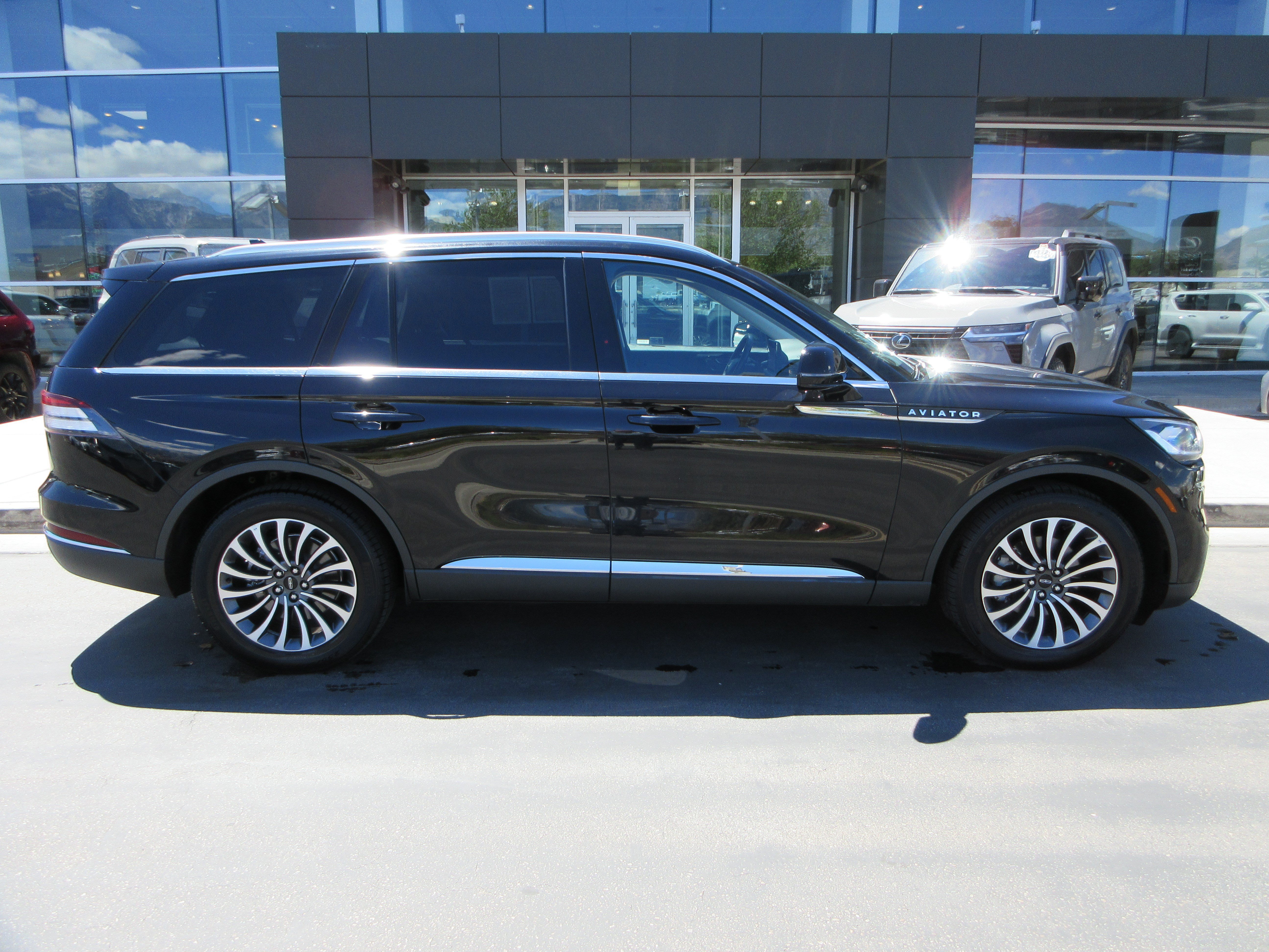 Used 2024 Lincoln Aviator Reserve AWD/4WD image 13
