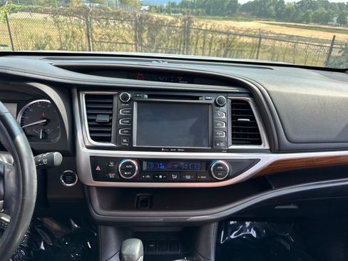 Used 2018 Toyota Highlander Limited Platinum image 14