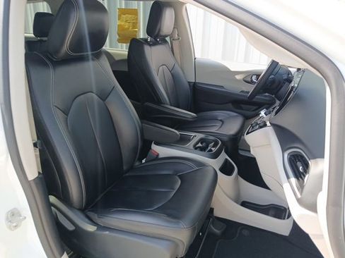 Used 2024 Chrysler Pacifica Touring-L FWD image 25