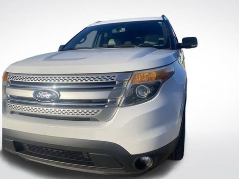 Used 2015 Ford Explorer XLT w/ Equipment Group 202A AWD/4WD image 2