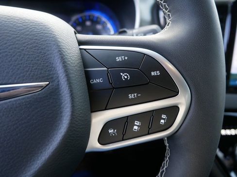 Used 2025 Chrysler Pacifica Select image 22