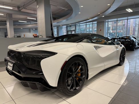 Used 2023 McLaren Artura image 4