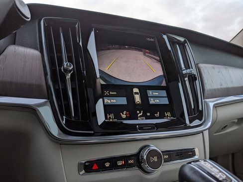 Used 2021 Volvo V90 T6 Cross Country w/ Climate Package image 17