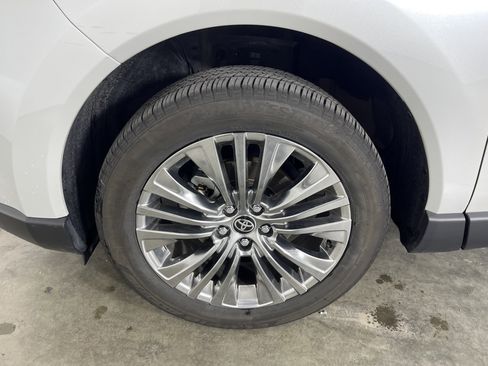 Used 2024 Toyota Venza XLE AWD/4WD image 24