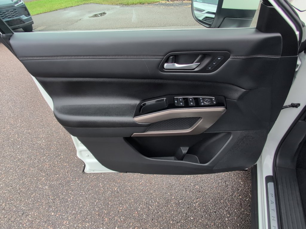 Used 2023 Nissan Pathfinder Platinum AWD/4WD image 17