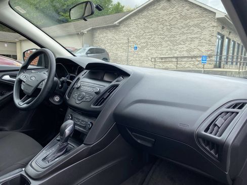 Used 2018 Ford Focus SE FWD image 18