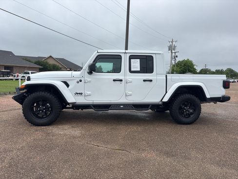 Used 2025 Jeep Gladiator Sport AWD/4WD image 2