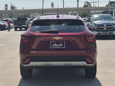 Used 2025 Chevrolet Trax LT FWD image 5