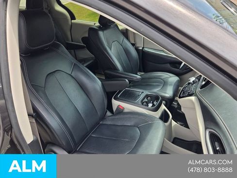 Used 2022 Chrysler Pacifica Touring-L FWD image 18