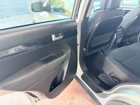 Used 2015 Kia Sorento LX image 12
