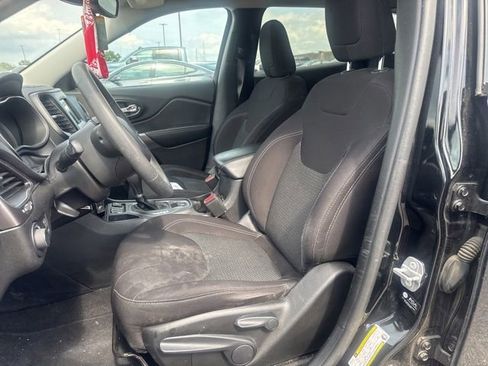 Used 2021 Jeep Cherokee Latitude FWD image 10