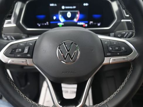Used 2022 Volkswagen Tiguan SE AWD/4WD image 17