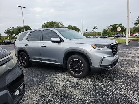 Used 2025 Honda Pilot EX-L image 3