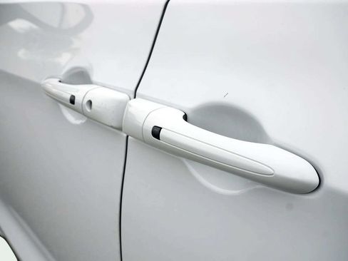 Used 2023 Chrysler Pacifica Touring-L FWD image 11