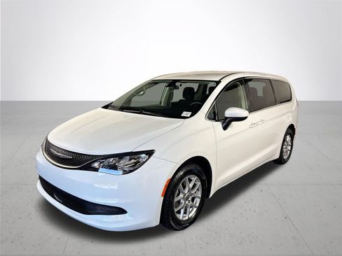 Used 2022 Chrysler Voyager LX FWD image 2