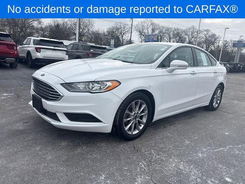 Used 2017 Ford Fusion SE w/ Fusion SE Technology Package image 2
