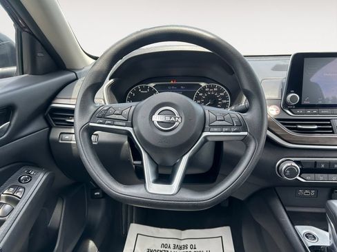 Used 2024 Nissan Altima 2.5 SV FWD image 12