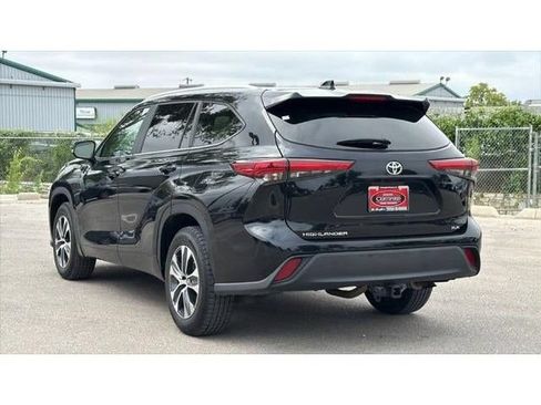 Used 2023 Toyota Highlander XLE FWD image 9