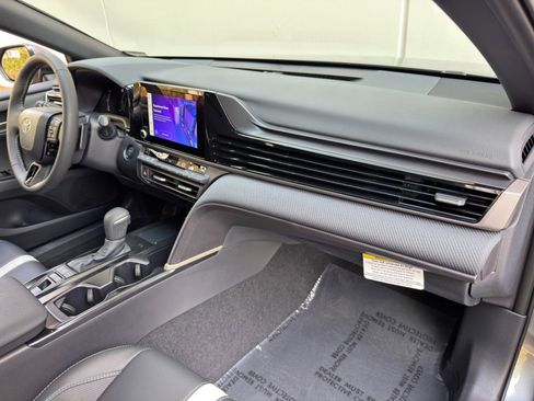 Used 2025 Toyota Camry SE w/ Convenience Package image 13