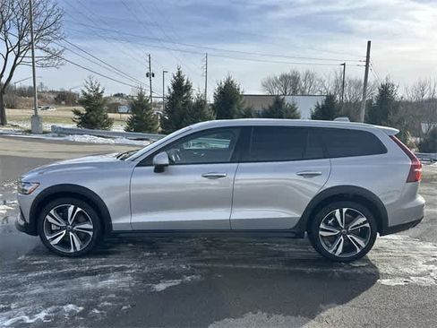 Used 2025 Volvo V60 B5 Cross Country Plus image 2