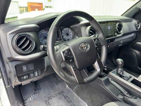 Used 2021 Toyota Tacoma TRD Sport w/ Technology Package RWD image 12