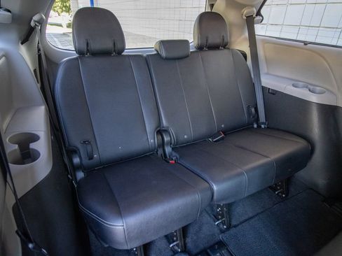 Used 2018 Toyota Sienna SE image 19