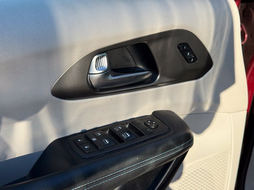 Used 2021 Chrysler Pacifica Touring-L FWD image 11