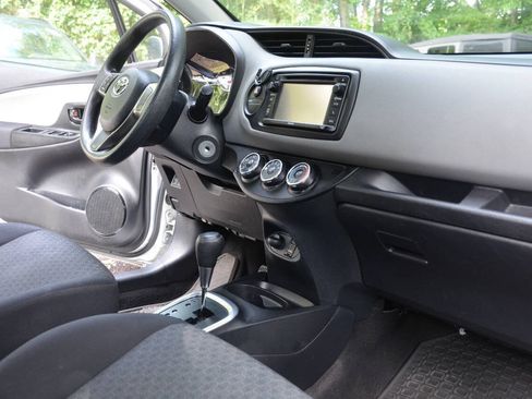 Used 2017 Toyota Yaris L FWD image 11