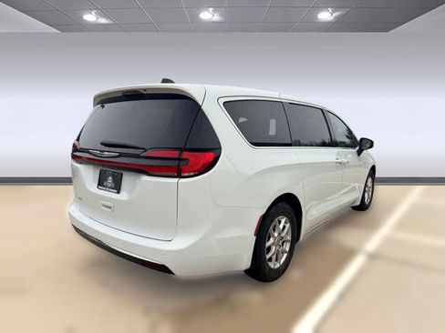Used 2023 Chrysler Pacifica Touring-L image 9