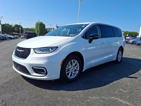 Certified 2024 Chrysler Pacifica Touring-L FWD image 3