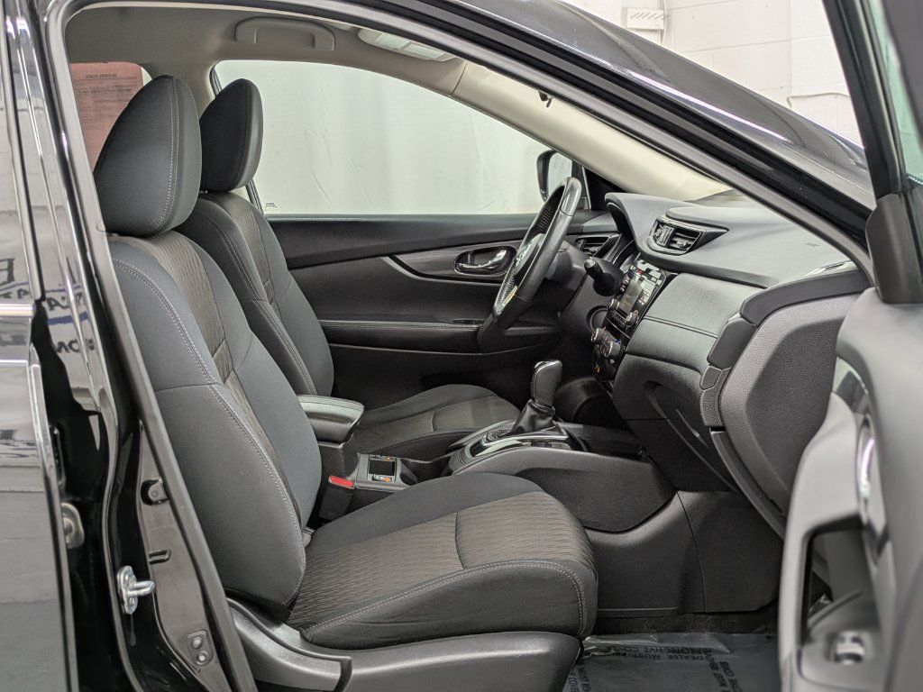 Used 2017 Nissan Rogue SV AWD/4WD image 18