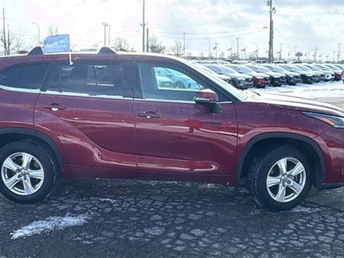 Used 2021 Toyota Highlander LE image 3