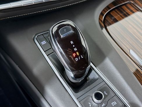 Used 2022 Cadillac Escalade Luxury AWD/4WD image 17