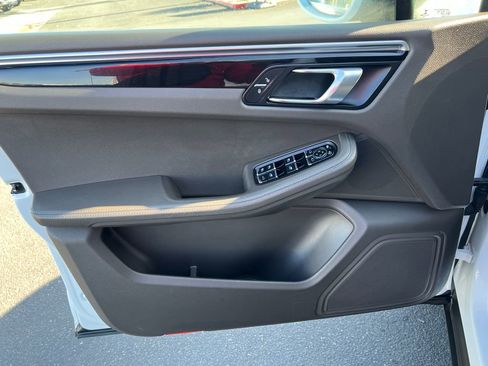 Used 2018 Porsche Macan image 12