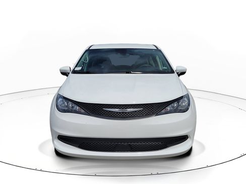 Used 2023 Chrysler Voyager LX FWD image 2