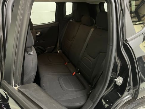 Used 2019 Jeep Renegade Latitude w/ Cold Weather Group image 20