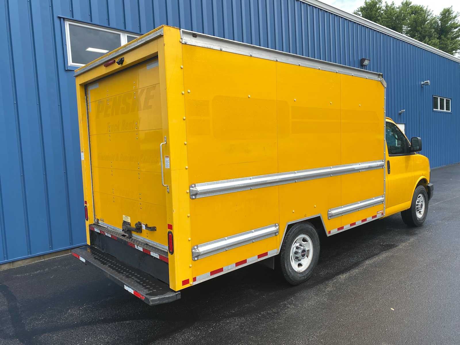 Used 2018 GMC Savana 3500 w/ Driver Convenience Package RWD image 4