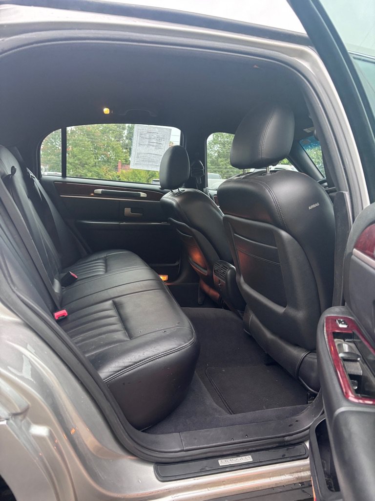 Used 2004 Lincoln Town Car Executive RWD image 12
