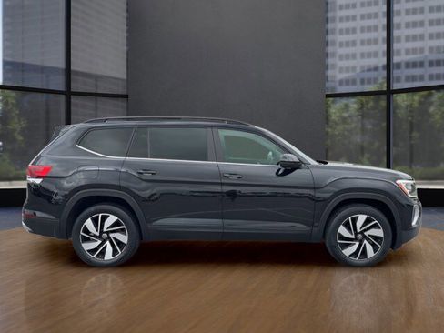 Used 2024 Volkswagen Atlas SE w/ Panoramic Sunroof Package FWD image 4