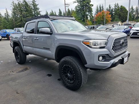 Used 2018 Toyota Tacoma TRD Sport image 3