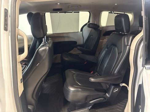 Used 2017 Chrysler Pacifica Touring-L FWD image 30