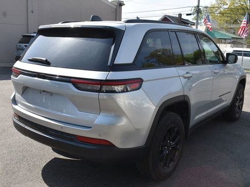 Used 2025 Jeep Grand Cherokee Altitude AWD/4WD image 6