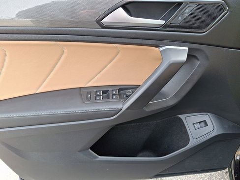 Used 2024 Volkswagen Tiguan SE w/ Panoramic Sunroof Package image 13