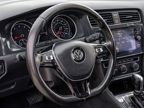 Used 2018 Volkswagen Golf SE image 24