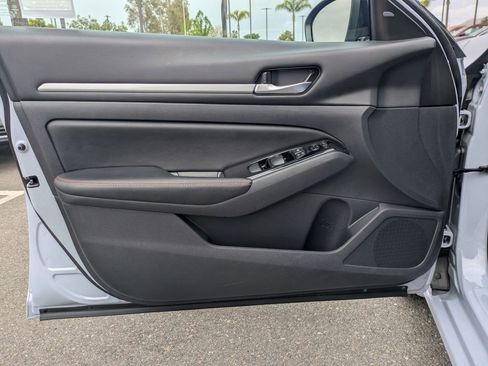 Used 2025 Nissan Altima 2.5 SR image 11