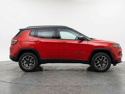 Used 2025 Jeep Compass Trailhawk image 11