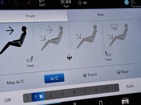 Used 2024 Chrysler Pacifica Limited FWD image 25