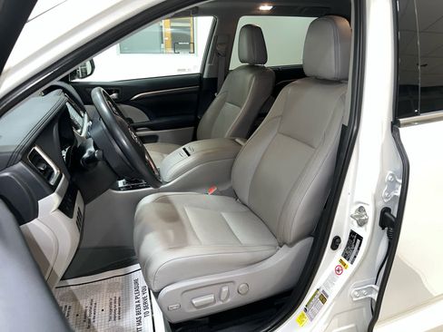 Used 2019 Toyota Highlander Limited Platinum w/ Carpet Mat Package (TMS) AWD/4WD image 19