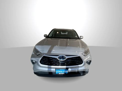 Used 2024 Toyota Highlander XLE AWD/4WD image 3